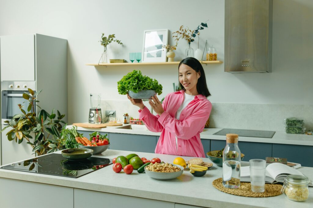 mujer de 40 años cocinando con vegetales frescos para la menopausia